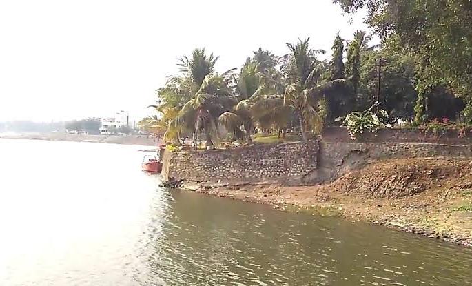 Rapid decrease in water level of Lake Mehru | मेहरुण तलावाच्या पाणी पातळीत झपाट्याने घट