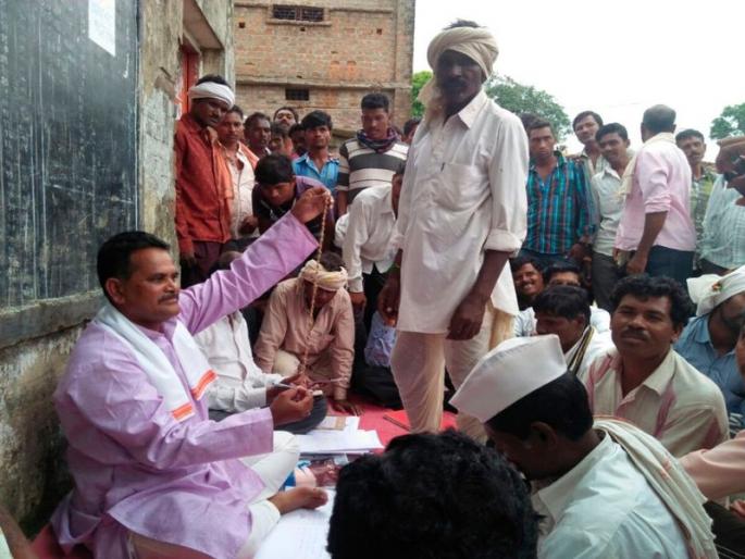 Proof of giving 'he' by kneeling on twine, paid by the couple, even after working | सुतळीला गाठी मारून ‘त्यांनी’ दिला कामाचा पुरावा, काम करूनही रखडले दाम्पत्याचे वेतन Proof of giving 'he' by kneeling on twine, paid by the couple, even after working | सुतळीला गाठी मारून ‘त्यांनी’ दिला कामाचा पुरावा, काम करूनही रखडले दाम्पत्याचे वेतन