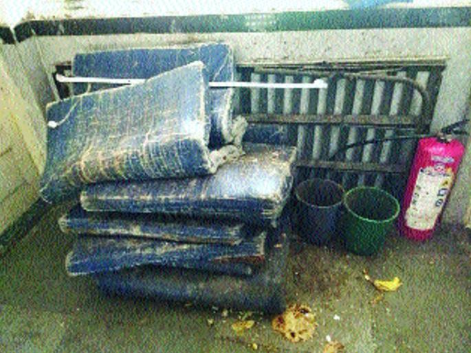 Jogeshwari's hostel dormitory | जोगेश्वरीतील मुलांच्या वसतिगृहाची दुरवस्था Jogeshwari's hostel dormitory | जोगेश्वरीतील मुलांच्या वसतिगृहाची दुरवस्था