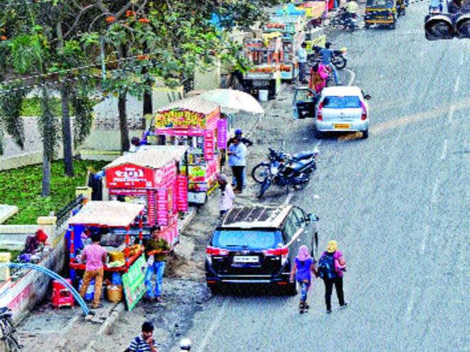 After the filing of the crime, the encroachment was similar | गुन्हा दाखल झाल्यानंतरही निगडीत अतिक्रमण जैसे थे After the filing of the crime, the encroachment was similar | गुन्हा दाखल झाल्यानंतरही निगडीत अतिक्रमण जैसे थे