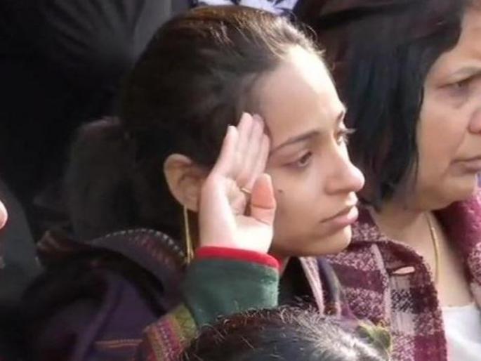 VIDEO: pulwama encounter martyr major vs dhoundiyal wife tribute last respects terrorist jaish e mohammed crpf | VIDEO: लग्नाला वर्षही लोटलं नव्हतं, पत्नीनं असा दिला शहीद मेजर धोंडियाल यांना अखेरचा निरोप VIDEO: pulwama encounter martyr major vs dhoundiyal wife tribute last respects terrorist jaish e mohammed crpf | VIDEO: लग्नाला वर्षही लोटलं नव्हतं, पत्नीनं असा दिला शहीद मेजर धोंडियाल यांना अखेरचा निरोप