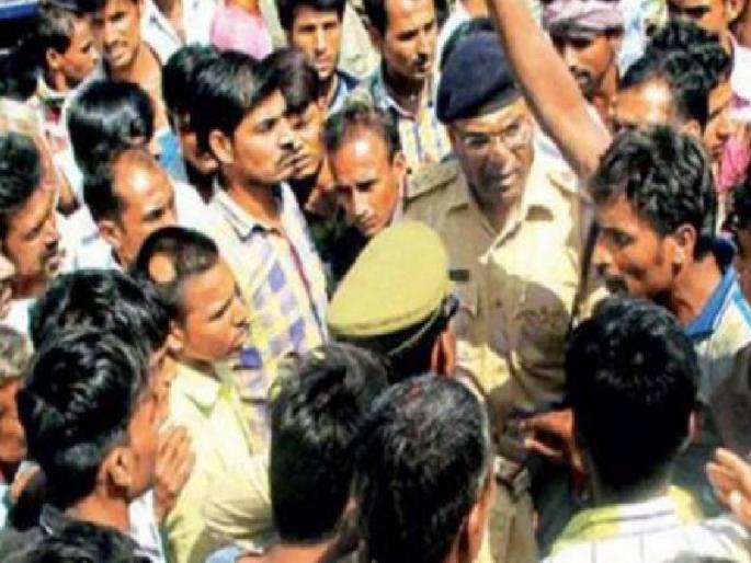 Citizen on the street against Atrocity; Poles, arson in the central region | अॅट्रॉसिटीच्या विरोधात नागरिक रस्त्यावर; मध्य प्रदेशात दगडफेक, जाळपोळ Citizen on the street against Atrocity; Poles, arson in the central region | अॅट्रॉसिटीच्या विरोधात नागरिक रस्त्यावर; मध्य प्रदेशात दगडफेक, जाळपोळ