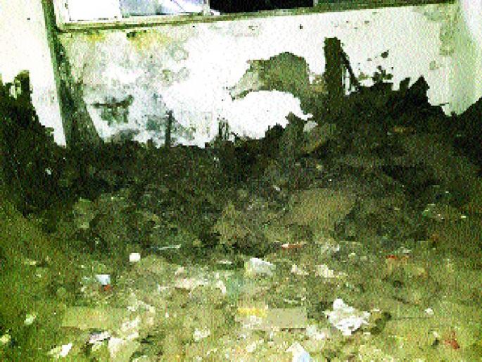 Poor state of railway stations | रेल्वे स्थानकांची दयनीय अवस्था Poor state of railway stations | रेल्वे स्थानकांची दयनीय अवस्था