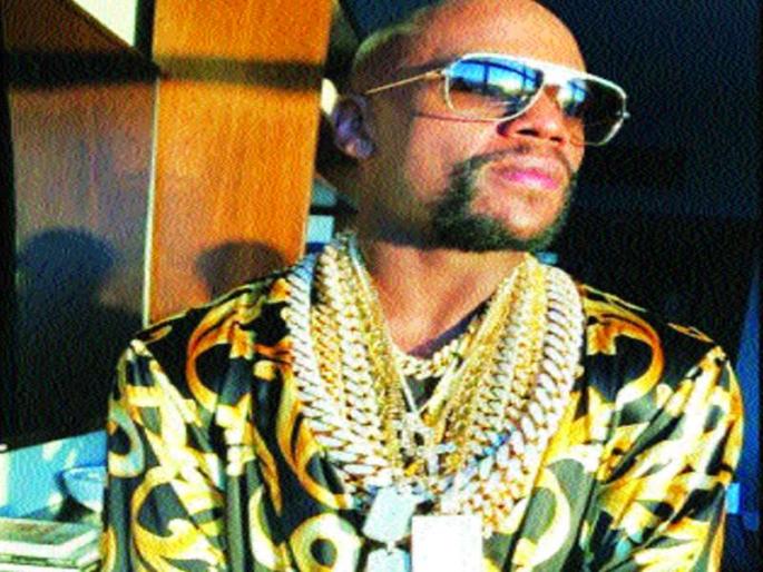 Mayweather body is covered with gold and greens! | सोने-हिऱ्यांनी झाकलेली असते मेवेदरची बॉडी! Mayweather body is covered with gold and greens! | सोने-हिऱ्यांनी झाकलेली असते मेवेदरची बॉडी!