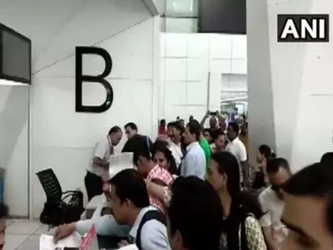 Air India's mug operated, more than the seat number, the passengers are not satisfied | एअर इंडियाचा भोंगळ कारभार, आसन संख्येपेक्षा अधिकची तिकिटं दिल्यानं प्रवाशांना मनस्ताप Air India's mug operated, more than the seat number, the passengers are not satisfied | एअर इंडियाचा भोंगळ कारभार, आसन संख्येपेक्षा अधिकची तिकिटं दिल्यानं प्रवाशांना मनस्ताप
