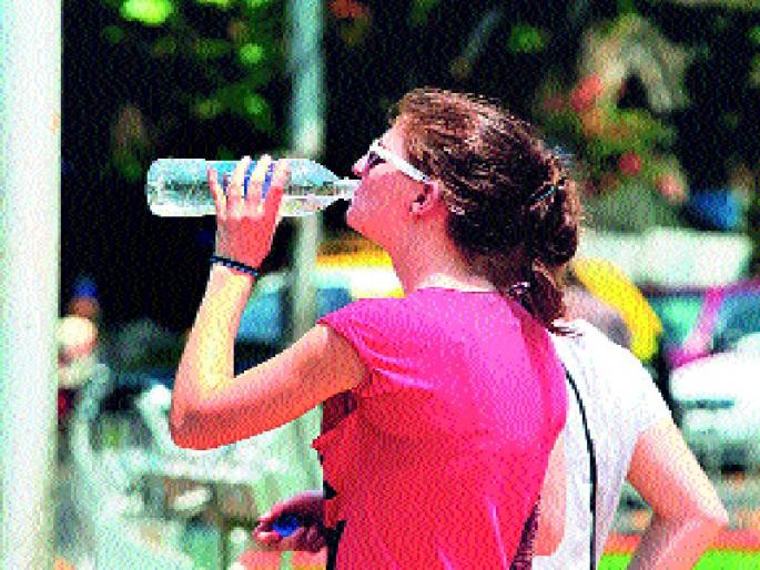 MUMBAI: The temperature has dropped to 35 degrees Celsius | तापमान बदलाने मुंबईकर झाले त्रस्त, कमाल तापमान ३५ अंशावर MUMBAI: The temperature has dropped to 35 degrees Celsius | तापमान बदलाने मुंबईकर झाले त्रस्त, कमाल तापमान ३५ अंशावर