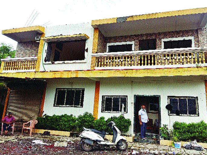 Jogilkar family tries to make hammer and four-lane work in the house at the earliest | जोगीलकर कुटुंबाचा स्वत:च्या घरावर हातोडा, चौपदरीकरणाचे काम लवकर होण्यासाठी प्रयत्न