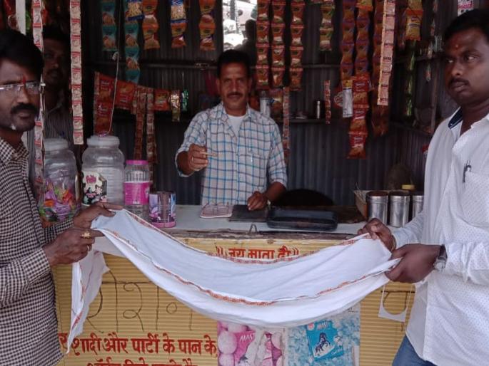 candidate of the farmer women yavatmal-washim constituency | निवडणूक निधीसाठी प्रहारने फिरविली यवतमाळात झोळी, शेतक-याच्या विधवेला दिली उमेदवारी  candidate of the farmer women yavatmal-washim constituency | निवडणूक निधीसाठी प्रहारने फिरविली यवतमाळात झोळी, शेतक-याच्या विधवेला दिली उमेदवारी