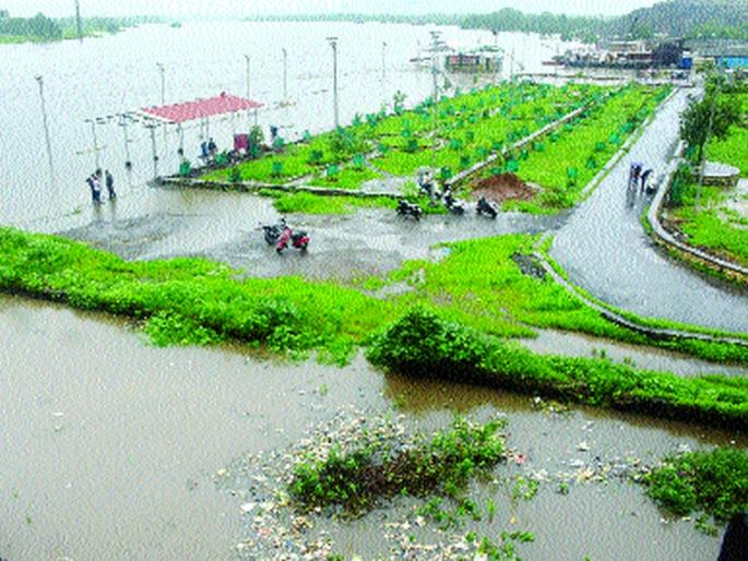 Kalyan-Dombivli washed and washed, the tumble water in low lying areas, the potholes were loaded again, the traffic collapse | कल्याण-डोंबिवलीत धो-धो कोसळला, सखल भागांत तुंबले पाणी, खड्ड्यांची नव्याने भर पडल्याने वाहतूक मंदावली Kalyan-Dombivli washed and washed, the tumble water in low lying areas, the potholes were loaded again, the traffic collapse | कल्याण-डोंबिवलीत धो-धो कोसळला, सखल भागांत तुंबले पाणी, खड्ड्यांची नव्याने भर पडल्याने वाहतूक मंदावली