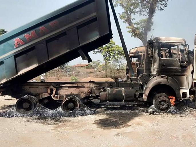Over 27 vehicles were burnt by the Naxalist, road work on Maharashtra day | महाराष्ट्र दिनी नक्षलवाद्यांचा धुमाकूळ, रस्त्याच्या कामावरील 27 पेक्षा जास्त वाहने जाळली Over 27 vehicles were burnt by the Naxalist, road work on Maharashtra day | महाराष्ट्र दिनी नक्षलवाद्यांचा धुमाकूळ, रस्त्याच्या कामावरील 27 पेक्षा जास्त वाहने जाळली
