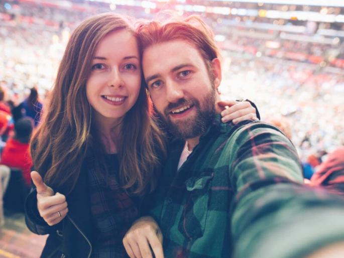 Couples who take too many selfies are headed for a break up | रिलेशनशिपबाबत असुरक्षितता वाटणारे कपल्स सोशल मीडियात करतात 'हे' काम!