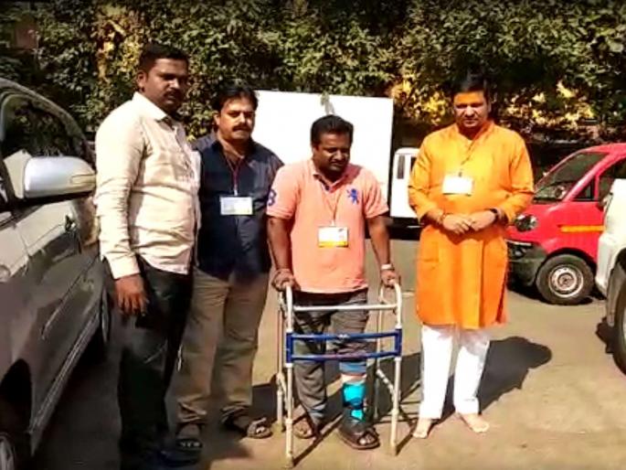 when there was a fracture, the MNS had attended the mns Session | ...अन् फ्रॅक्चर असतानाही 'त्या' मनसैनिकानं लावली मनसेच्या अधिवेशनाला उपस्थिती when there was a fracture, the MNS had attended the mns Session | ...अन् फ्रॅक्चर असतानाही 'त्या' मनसैनिकानं लावली मनसेच्या अधिवेशनाला उपस्थिती