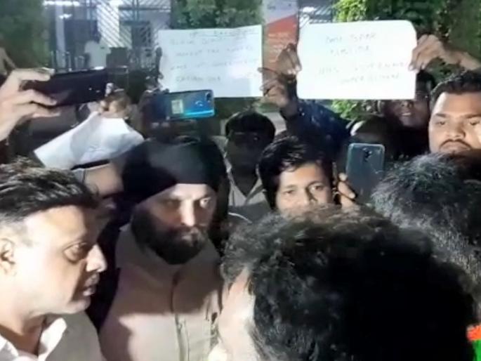 blockade of the account holders of PMC Bank | पीएमसी बँकेच्या खातेधारकांचा मुख्यमंत्र्यांना घेराव
