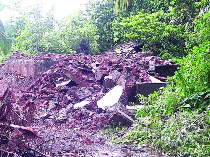 Public toilets used in the rocks, stroke sensation | वापरातील सार्वजनिक शौचालय जमीनदोस्त, रोह्यात खळबळ