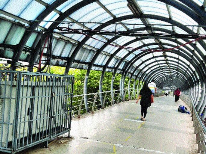 Check the high voltage cables for Skywalk | स्कायवॉकला हाय व्होल्टेज केबल्सचा बसला विळखा Check the high voltage cables for Skywalk | स्कायवॉकला हाय व्होल्टेज केबल्सचा बसला विळखा