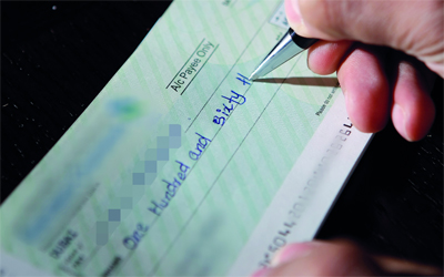 The owner stabbed 60,000 of the servant | मालकाला साठ हजारांना गंडविणाऱ्या नोकराला अटक The owner stabbed 60,000 of the servant | मालकाला साठ हजारांना गंडविणाऱ्या नोकराला अटक