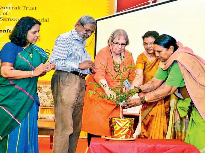 Will modern girls stand on the brink for the liberation movement? | स्त्रीमुक्तीच्या चळवळीसाठी आधुनिक मुली तटून उभ्या राहतील का? Will modern girls stand on the brink for the liberation movement? | स्त्रीमुक्तीच्या चळवळीसाठी आधुनिक मुली तटून उभ्या राहतील का?