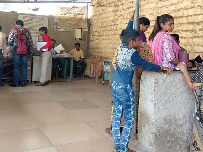 In Alibaug taluka, stampede, civilian disadvantages | अलिबाग तालुक्यात मुद्रांकांचा तुटवडा, नागरिकांची गैरसोय In Alibaug taluka, stampede, civilian disadvantages | अलिबाग तालुक्यात मुद्रांकांचा तुटवडा, नागरिकांची गैरसोय