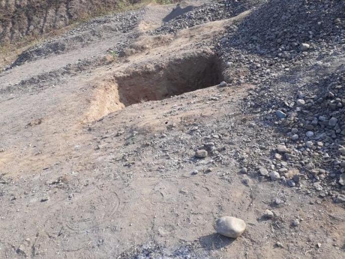 Sand Mafia dam collapses, threatens the safety of the project | रेती माफियांनी धरण पोखरले, प्रकल्पाची सुरक्षितता धोक्यात Sand Mafia dam collapses, threatens the safety of the project | रेती माफियांनी धरण पोखरले, प्रकल्पाची सुरक्षितता धोक्यात