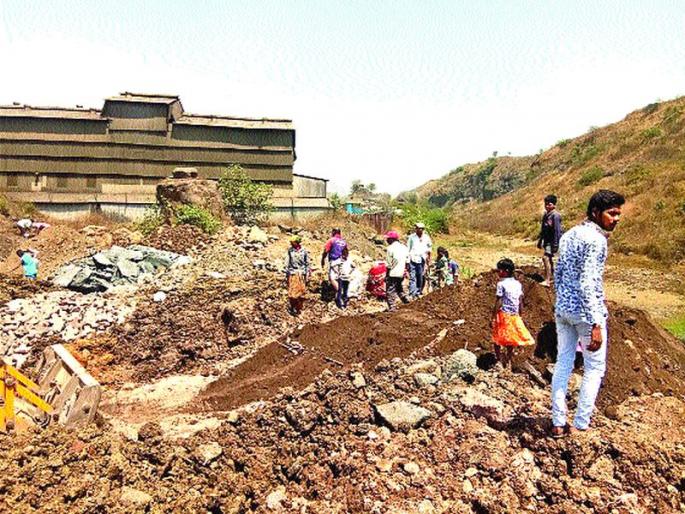The DEDR mafia eruption in MIDC | एमआयडीसीत डेब्रिज माफियांचा धुमाकूळ The DEDR mafia eruption in MIDC | एमआयडीसीत डेब्रिज माफियांचा धुमाकूळ