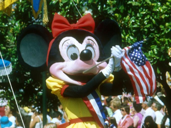 Disney to house 28,000 employees | २८ हजार कर्मचाऱ्यांना डिस्ने बसविणार घरी Disney to house 28,000 employees | २८ हजार कर्मचाऱ्यांना डिस्ने बसविणार घरी