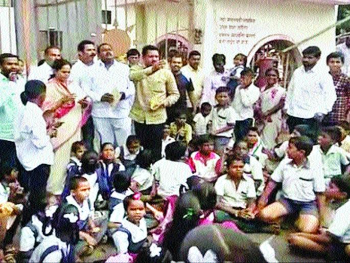 Students of Barababab movement in Baramati | बारामतीत विद्यार्थ्यांचे बोंबाबोंब आंदोलन Students of Barababab movement in Baramati | बारामतीत विद्यार्थ्यांचे बोंबाबोंब आंदोलन