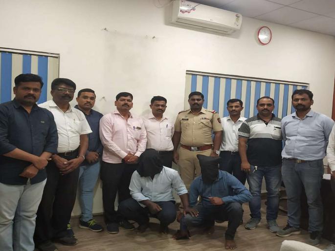 Rural police chase two robbers who rob a bank customer | ग्रामीण पोलिसांनी बँक ग्राहकांना लुटणाऱ्या दोघांना पाठलाग करून पकडले