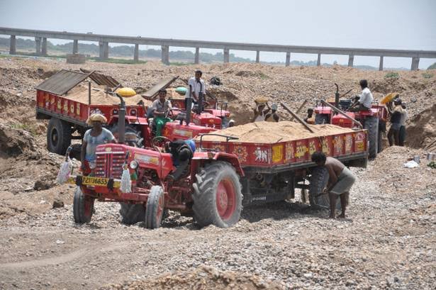The other sand mafia escapes the stolen sand brought by the monopolist! | मक्तेदाराने आणलेली चोरीची वाळू दुसऱ्या माफियांनी पळवली ! The other sand mafia escapes the stolen sand brought by the monopolist! | मक्तेदाराने आणलेली चोरीची वाळू दुसऱ्या माफियांनी पळवली !