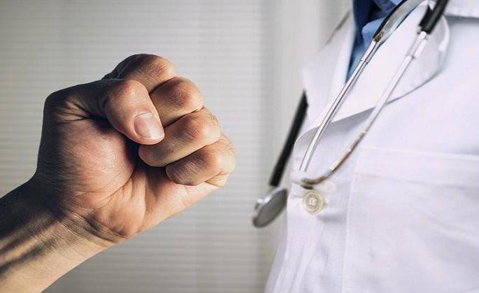 Doctor beaten at covid Center in Nandura | नांदुरा येथे कोविड सेंटरवरील डॉक्टरला मारहाण Doctor beaten at covid Center in Nandura | नांदुरा येथे कोविड सेंटरवरील डॉक्टरला मारहाण