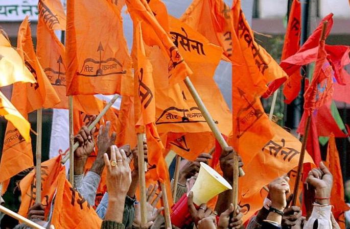 Four thousand Shiv Sainiks with Matoshree | चार हजार शिवसैनिक मातोश्रीच्या पाठीशी Four thousand Shiv Sainiks with Matoshree | चार हजार शिवसैनिक मातोश्रीच्या पाठीशी