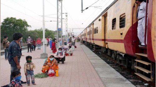 Coronavirus: Rs 24 crore spent on 34 vehicles for return of laborers; Kerala government cancels 3 trains | Coronavirus: मजुरांच्या परतीसाठी ३४ गाड्यांवर २४ कोटींचा खर्च; केरळ सरकारने केल्या ३ गाड्या रद्द 