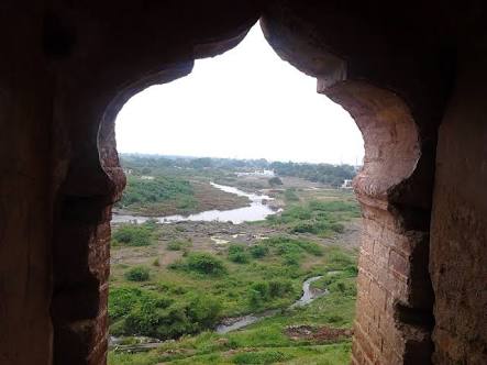 Akola: The demand for action against the breaking of the security of the Morna river | अकोला : मोर्णा नदीची पूरसंरक्ष भिंत तोडणा-यांवर कारवाईची मागणी