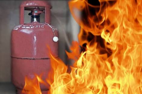 A gas cylinder blast at the house of 'cricketer', injuring his wife pda | ‘या’ क्रिकेटपटूच्या घरात झाला गॅस सिलिंडरचा स्फोट, पत्नी झाली जखमी A gas cylinder blast at the house of 'cricketer', injuring his wife pda | ‘या’ क्रिकेटपटूच्या घरात झाला गॅस सिलिंडरचा स्फोट, पत्नी झाली जखमी