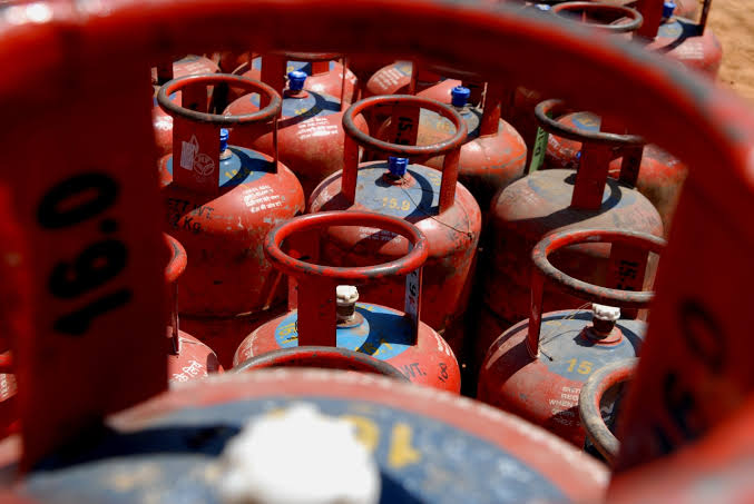 Millions of bogus connections in the Prime Minister's Ujjwala scheme; Congress charges based on CAG report | पंतप्रधान उज्ज्वला योजनेत लाखो बोगस कनेक्शन; कॅग अहवालाच्या आधारे काँग्रेसचा आरोप Millions of bogus connections in the Prime Minister's Ujjwala scheme; Congress charges based on CAG report | पंतप्रधान उज्ज्वला योजनेत लाखो बोगस कनेक्शन; कॅग अहवालाच्या आधारे काँग्रेसचा आरोप