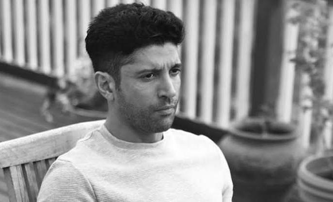 CAA: Farhan Akhtar appeal on Twitter while IPS officer understands his of law | CAA: फरहान अख्तरने केला ट्विटरवरुन विरोध तर आयपीएस अधिकाऱ्याने दिली कायद्याची समज  CAA: Farhan Akhtar appeal on Twitter while IPS officer understands his of law | CAA: फरहान अख्तरने केला ट्विटरवरुन विरोध तर आयपीएस अधिकाऱ्याने दिली कायद्याची समज