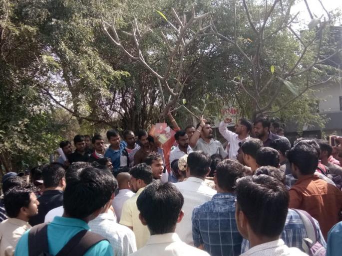 clashesh in ABVP-NUI the University: accusations of selling books on Naxalism | अभाविप-एनएसएयूआय विद्यापीठात एकमेकांना भिडले : नक्षलवाद विषयक पुस्तके विक्रीचा आरोप clashesh in ABVP-NUI the University: accusations of selling books on Naxalism | अभाविप-एनएसएयूआय विद्यापीठात एकमेकांना भिडले : नक्षलवाद विषयक पुस्तके विक्रीचा आरोप
