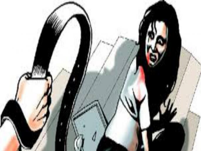 The women was beaten due to not giving lock pattern mobile | मोबाईलचा लॉक पॅटर्न न दिल्याने तरुणीला पट्टयाने मारहाण The women was beaten due to not giving lock pattern mobile | मोबाईलचा लॉक पॅटर्न न दिल्याने तरुणीला पट्टयाने मारहाण