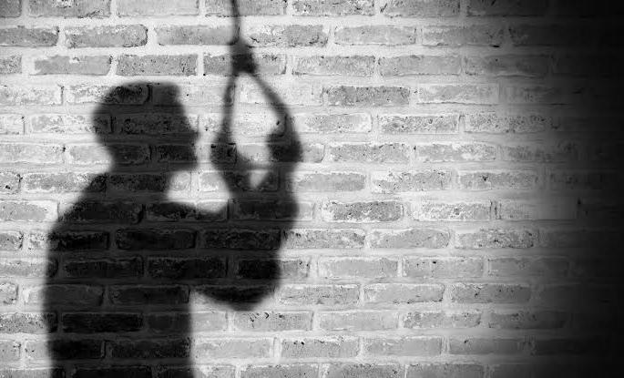 Bapare ... At the entrance of the tehsil office premises, the youth ended his life journey by hanging himself. | बापरे... शेवगाव तहसील कार्यालयाच्या प्रांगणात प्रवेशद्वारावर युवकाने गळफास घेऊन संपवली जीवन यात्रा. Bapare ... At the entrance of the tehsil office premises, the youth ended his life journey by hanging himself. | बापरे... शेवगाव तहसील कार्यालयाच्या प्रांगणात प्रवेशद्वारावर युवकाने गळफास घेऊन संपवली जीवन यात्रा.