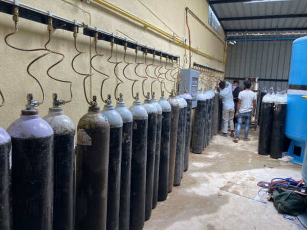 Time to supply oxygen from Doctor Hatbal, District Hospital in the city due to lack of oxygen | ऑक्सिजन संपत आल्याने नगर शहरात डॉक्टर हतबल, जिल्हा रुग्णालयातून ऑक्सिजनचा पुरवठा करण्याची वेळ Time to supply oxygen from Doctor Hatbal, District Hospital in the city due to lack of oxygen | ऑक्सिजन संपत आल्याने नगर शहरात डॉक्टर हतबल, जिल्हा रुग्णालयातून ऑक्सिजनचा पुरवठा करण्याची वेळ