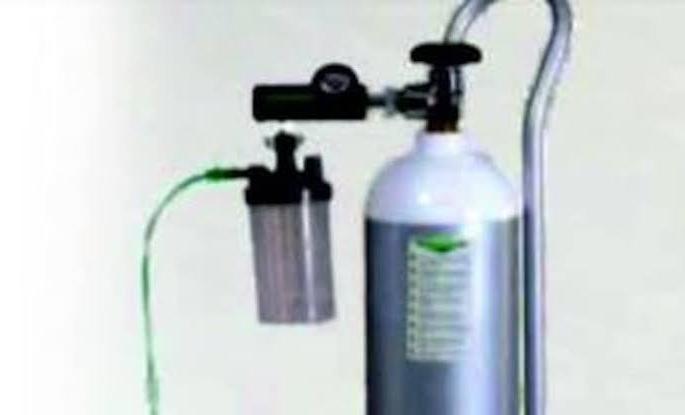 Lack of oxygen to Sangamner; The rush of relatives of patients | संगमनेरला ऑक्सिजनचा तुटवडा; रुग्णांच्या नातेवाईकांची धावपळ Lack of oxygen to Sangamner; The rush of relatives of patients | संगमनेरला ऑक्सिजनचा तुटवडा; रुग्णांच्या नातेवाईकांची धावपळ