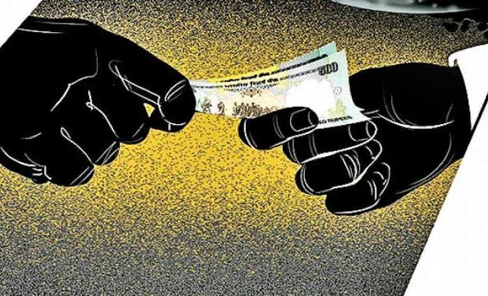 Junior Accounts Officer arrested for accepting bribe to issue checks | धनादेश देण्यासाठी लाच घेणारा कनिष्ठ लेखा अधिकारी जेरबंद