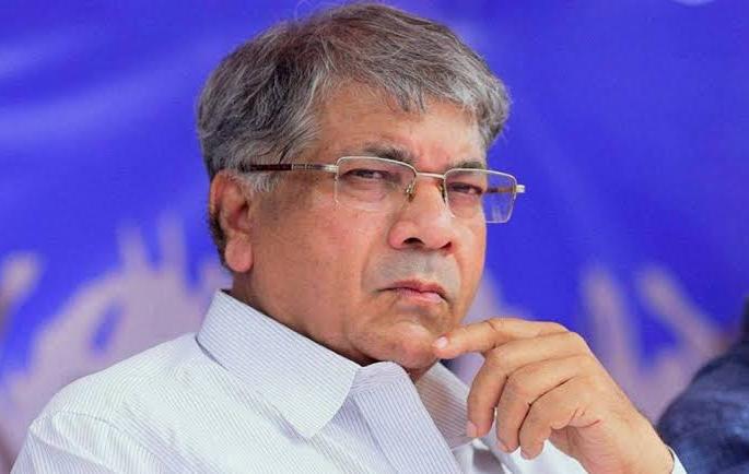 Two former MLAs, including 45 office bearers, are out of the vanchit bahujan aghadi | 'वंचित'मध्ये भूकंप : दोन माजी आमदारांसह ४५ पदाधिकाऱ्यांनी सोडली आंबेडकरांची साथ! Two former MLAs, including 45 office bearers, are out of the vanchit bahujan aghadi | 'वंचित'मध्ये भूकंप : दोन माजी आमदारांसह ४५ पदाधिकाऱ्यांनी सोडली आंबेडकरांची साथ!