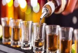 Taliram hit the ground in front of the liquor store in the scorching sun | तळीरामांनी तळपत्या उन्हात दारु दुकानासमोर ठोकला तळ Taliram hit the ground in front of the liquor store in the scorching sun | तळीरामांनी तळपत्या उन्हात दारु दुकानासमोर ठोकला तळ