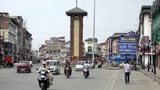 Communication bans in parts of Kashmir; The situation is not smooth, hit the general public | काश्मीरमधील काही भागांत संचारबंदी; परिस्थिती सुरळीत नाही, सर्वसामान्यांना फटका