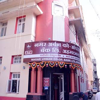 Urban bank directors traced by police in embezzlement case; One was taken into custody | अपहार प्रकरणात पोलीसांकडून अर्बन बँकेच्या संचालकांचा शोध; एकास घेतले ताब्यात Urban bank directors traced by police in embezzlement case; One was taken into custody | अपहार प्रकरणात पोलीसांकडून अर्बन बँकेच्या संचालकांचा शोध; एकास घेतले ताब्यात