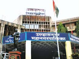 Dabanggiri of land mafia in Ulhasnagar; Crime filed, two employees of the municipality beaten | उल्हासनगरमध्ये भूमाफियांची दबंगगिरी; गुन्हा दाखल, पालिकेच्या दोन कर्मचाऱ्यांना मारहाण