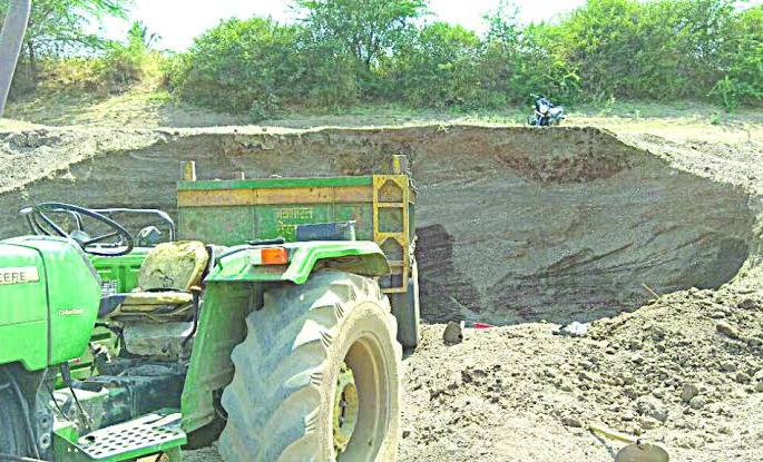  Extracted 4 trolleys for sand | वाळूसाठी ८ ट्रॉल्या लांबविल्या