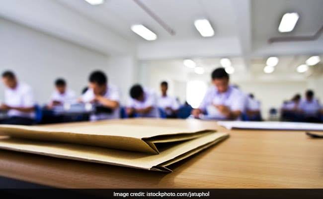 NTS exam punishes 4 students | एनटीएस परीक्षेला ११० विद्यार्थ्यांची दांडी NTS exam punishes 4 students | एनटीएस परीक्षेला ११० विद्यार्थ्यांची दांडी