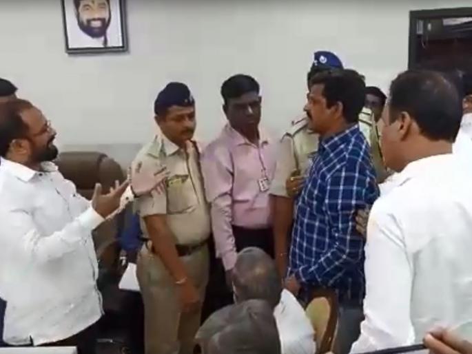 Shivaji Maharaj's craft repairs in the mayor's hall | ठामपातल्या शिवाजी महाराजांच्या शिल्प दुरुस्तीवरून महापौरांच्या दालनात राडा Shivaji Maharaj's craft repairs in the mayor's hall | ठामपातल्या शिवाजी महाराजांच्या शिल्प दुरुस्तीवरून महापौरांच्या दालनात राडा