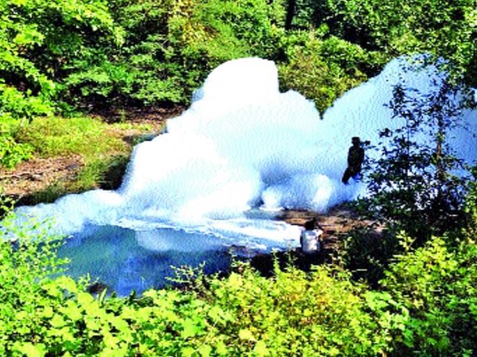 Chemical tanker shampoo turned upside down, fear among farmers | शाम्पू बनवणाऱ्या केमिकलचा टँकर उलटला, शेतकऱ्यांत भीती Chemical tanker shampoo turned upside down, fear among farmers | शाम्पू बनवणाऱ्या केमिकलचा टँकर उलटला, शेतकऱ्यांत भीती